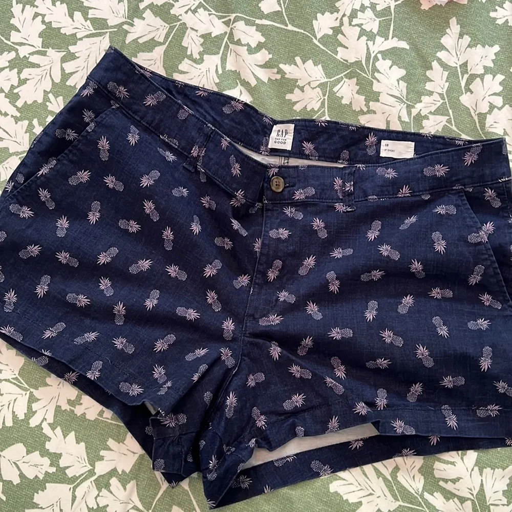New Gap, pineapple, shorts. size 18